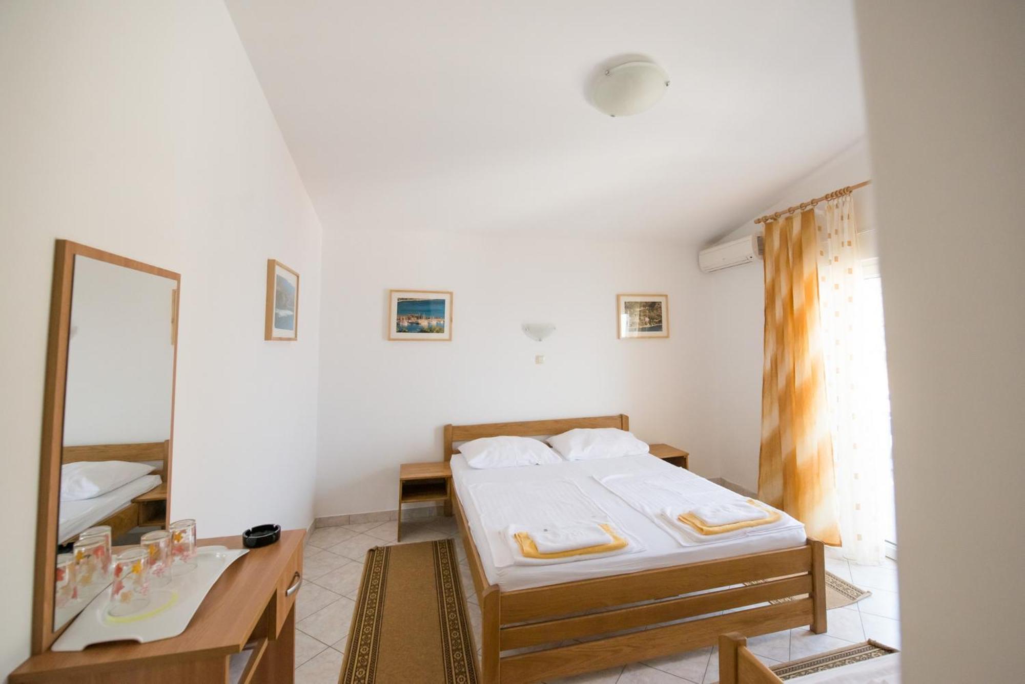 Bed And Breakfast Pero 3 Min Walk To The Beach Lokva Rogoznica Exterior foto