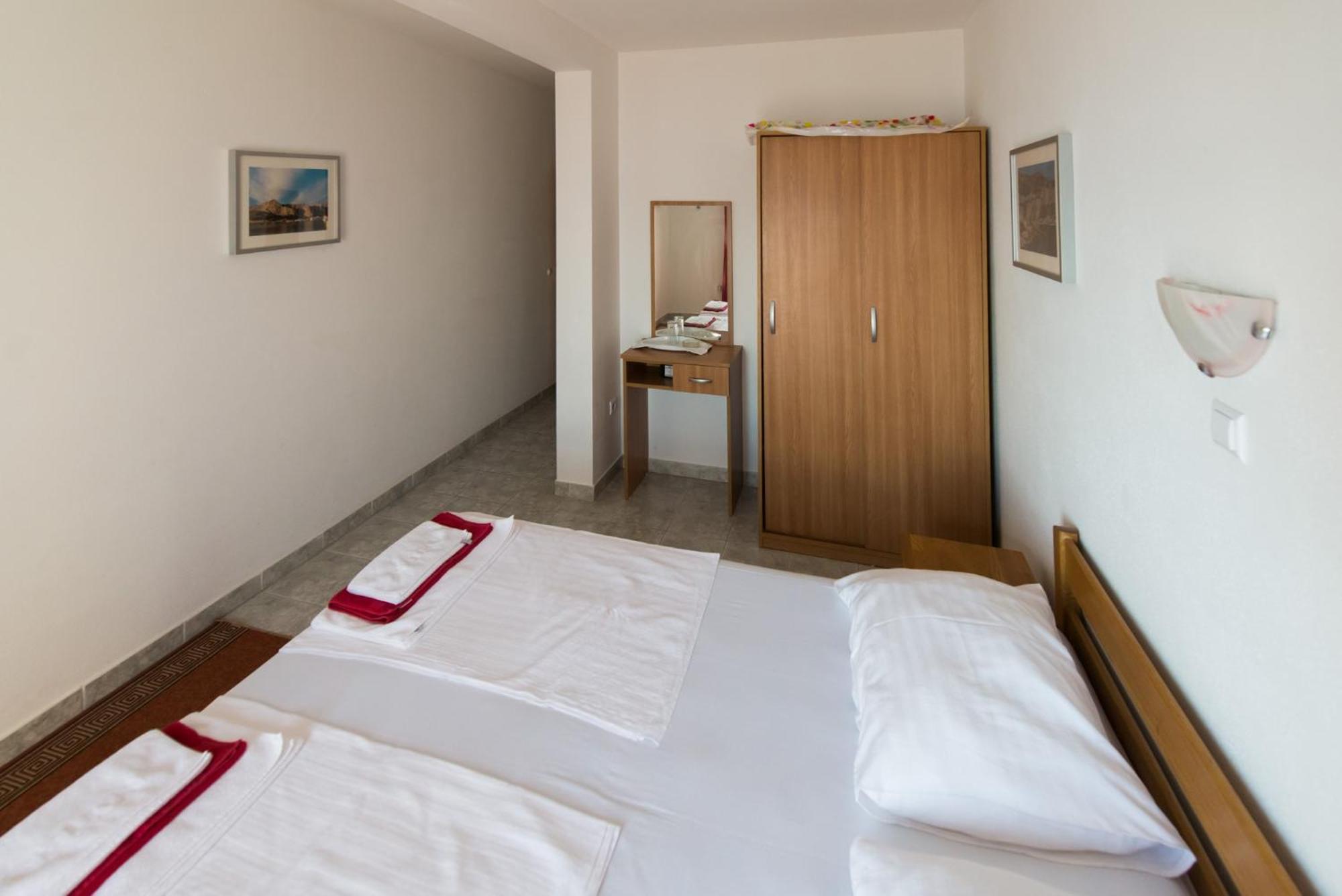 Bed And Breakfast Pero 3 Min Walk To The Beach Lokva Rogoznica Exterior foto